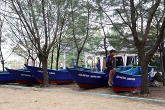 Bantuan perahu untuk nelayan di Kota Surabaya | dok/foto: Pemkot Surabaya