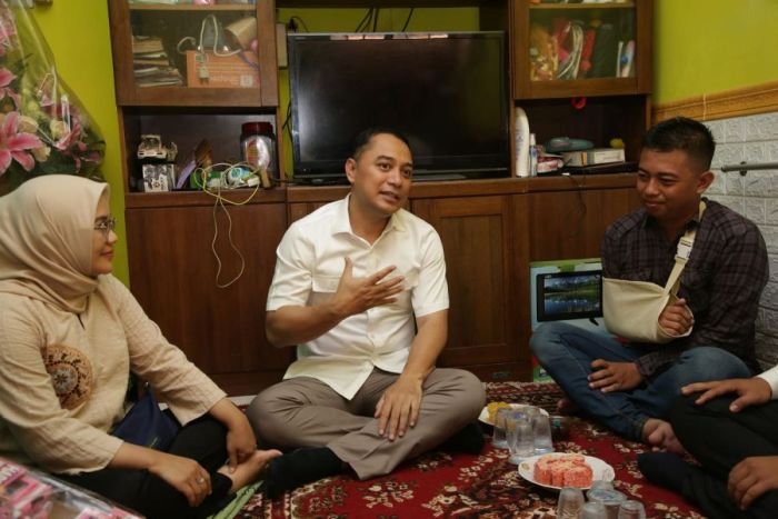 Wali Kota Surabaya Eri Cahyadi saat menjenguk ke rumah petugas Satpol PP yang menjadi korban dugaan penganiayaan | dok/foto: Pemkot Surabaya
