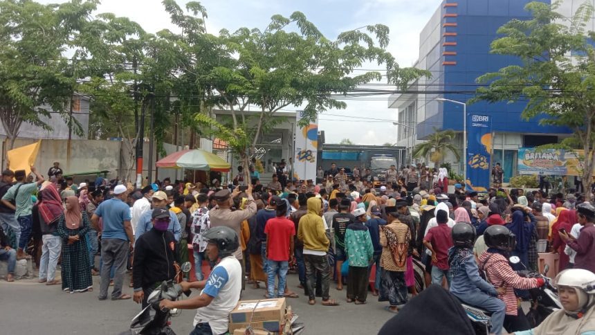 Massa menggelar aksi demonstrasi di depan Kantor BRI Cabang Sampang, Madura, Jawa Timur, Senin (4/12/2023) | dok/foto: Safi'i