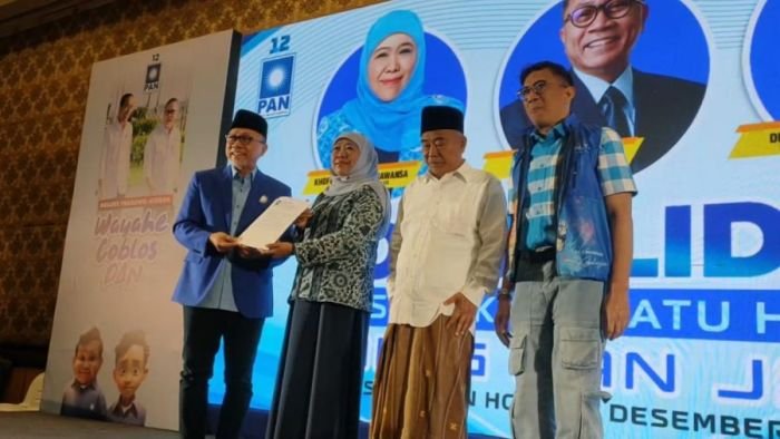 Ketua Umum DPP PAN Zulkifli Hasan menyerahkan surat rekomendasi kepada Khofifah Indar Parawansa untuk maju di Pilgub Jawa Timur 2024 | dok/foto: Dimas AP