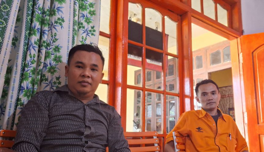 Ketua Badan Permusyawaratan Desa (BPD) Bancelok, Jrengik, Kabupaten Sampang, Mamak (kiri), saat berada di Kantor Pos Jegrik, Selasa (5/12/2023) | dok/foto: Safi'i/Bicara Indonesia