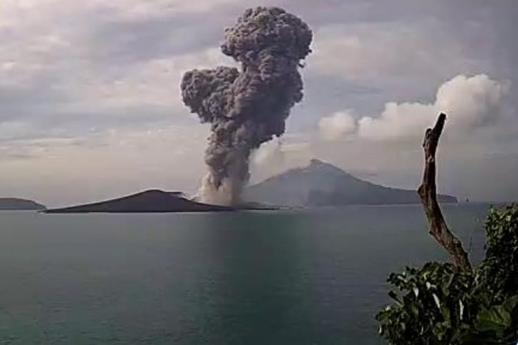 Gunung Anak Krakatau mengalami erupsi | Source: Polda Banten