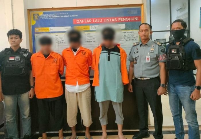 Penyerahan narapidana kasus terorisme ke Lapas Kelas IIA Kediri, Jawa Timur | dok/foto: Kemenkumham Jatim