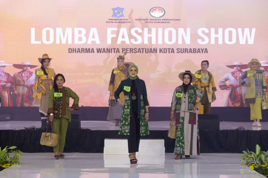 Lomba fashion show HUT-24 DWP Kota Surabaya, Kamis (8/12/2023) | dok/foto: Pemkot Surabaya