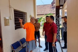 Kadiv Keimigrasian Kanwil Kemenkumham Jatim, Herdaus (kanan) saat meninjau lokasi tempat penampungan pengungsi di Puspa Agro | dok/foto: Humas Kemenkumkam Jatim