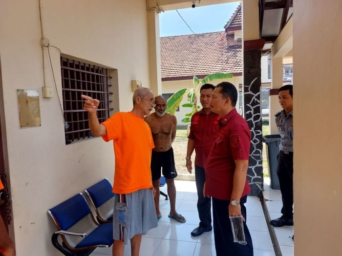 Kadiv Keimigrasian Kanwil Kemenkumham Jatim, Herdaus (kanan) saat meninjau lokasi tempat penampungan pengungsi di Puspa Agro | dok/foto: Humas Kemenkumkam Jatim