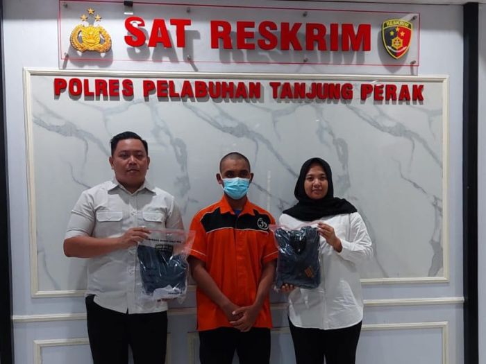 Pelaku pegal payudara RRDW (tengah) saat diamankan Polres Pelabuhan Tanjung Perak Surabaya | dok/foto: Istimewa