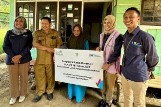 Penyerahan bantuan program Srikandi Movement | dok/foto: Hum/PLN