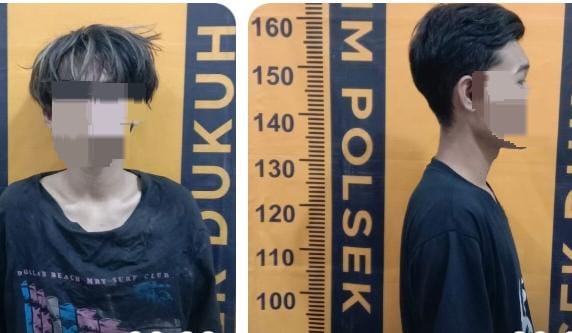 Dua pemuda terduga pelaku pengeroyokan saat diamankan di Mapolsek Dukuh Pakis, Polrestabes Surabaya | dok/foto: Istimewa