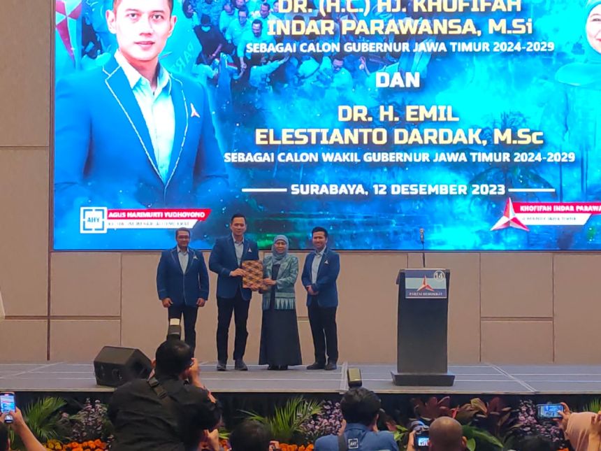 Ketua Umum Partai Demokrat Agus Harimurti Yudhoyono menyerahkan rekomendasi kepada Khofifah Indar Parawansa dan Emil Dardak untuk maju di Pilgub 2024 dalam acara konsolidasi di Kota Surabaya, Selasa (12/12/2023) malam | dok/foto: Dimas AP