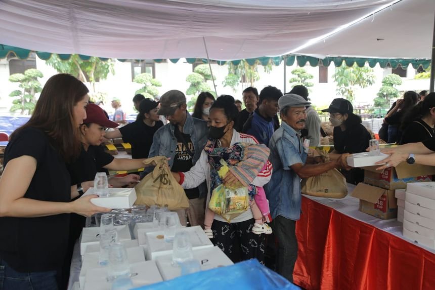 Pembagian paket sembako di halaman Balai Kota Surabaya, Rabu (13/12/2023) | dok/foto: Pemkot Surabaya