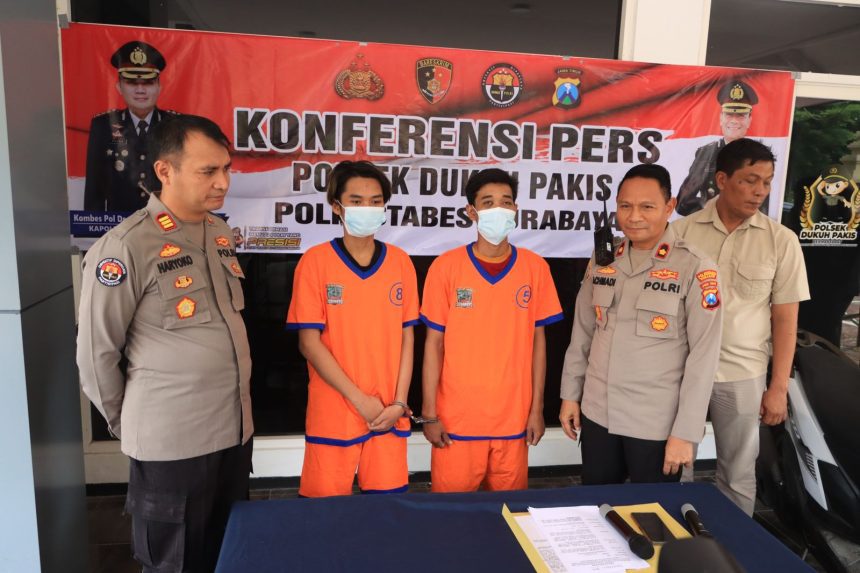 Pelaku pengeroyokan EK (25) dan RD (18) saat diamankan di Polsek Dukuh Pakis, Polrestabes Surabaya | dok/foto: Hum/Istimewa