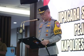 Kapolda Jatim Irjen Pol Imam Sugianto saat memimpin upcara serah terima jabatan di Lobby Gedung Patuh, Lantai 2 Mapolda Jatim, Jumat (15/12/2023) | dok/foto: Hum/Polda/Ist