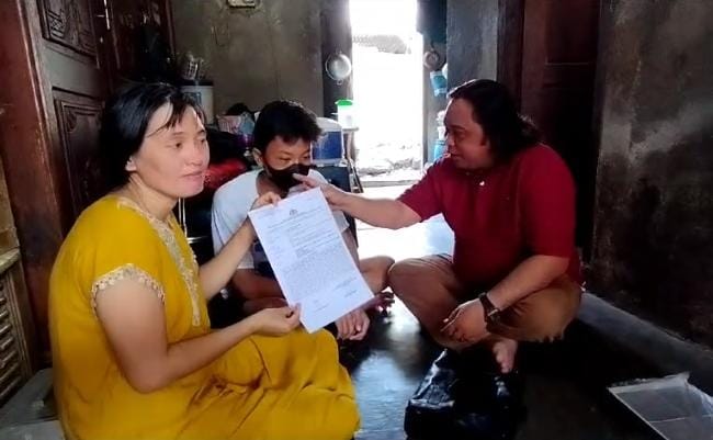Kuasa hukum pelapor, Dodik (kanan), saat menemui korban dugaan penganiayaan di rumahnya | dok/foto: Istimewa