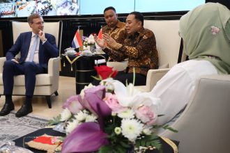 Duduk dari kanan: Wali Kota Surabaya Eri Cahyadi menerima audiensi Kepala Hubungan Ekonomi, Kedutaan Besar Kerajaan Belanda, Adriaan Palm di ruang Balai Kota Surabaya, Rabu (13/12/2023) | Kredit Foto: Pemkot Surabaya