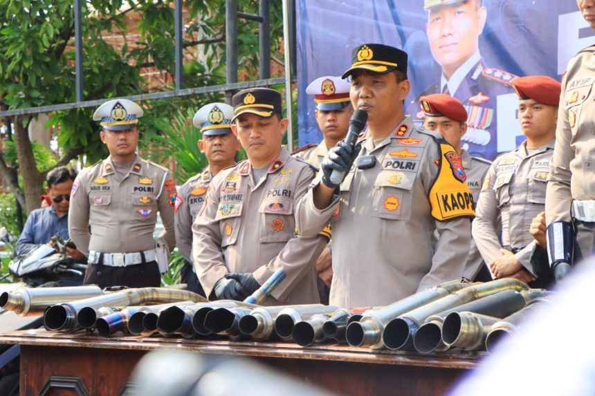 Kapolres Tuban AKBP Suryono saat menggelar konferensi pers di Mapolres Tuban, Senin (18/12/2023) | dok/foto: Istimewa