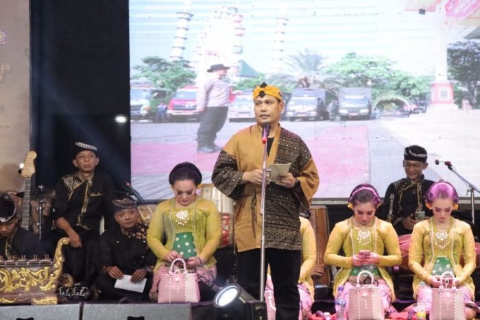 Pagelaran puncak acara Bulan Bakti Budaya Nusantara yang diselenggarakan Polres Lamongan, Polda Jatim pada Senin (18/12/2023) malam | dok/foto: Istimewa