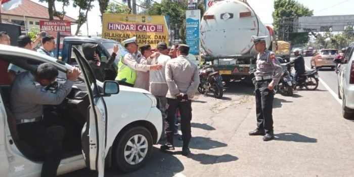 Polres Malang saat mengamankan belasan pria saat menggelar aksi di depan Satpas Singosari, Malang, Senin (18/12/2023) | dok/foto: Istimewa