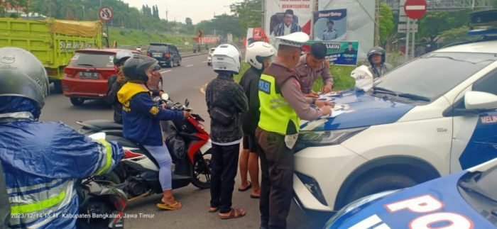 Satlantas Polres Bangkalan, Polda Jawa Timur, melakukan penindakan terhadap pengendara yang melanggar lalu lintas | dok/foto: Istimewa