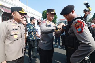 Kapolda Jatim Irjen Pol Imam Sugianto menyematkan bodycam kepada petugas kepolisian di Lapangan A Polrestabes Surabaya, Rabu (20/12/2023) | dok/foto: JK/Bicara Indonesia