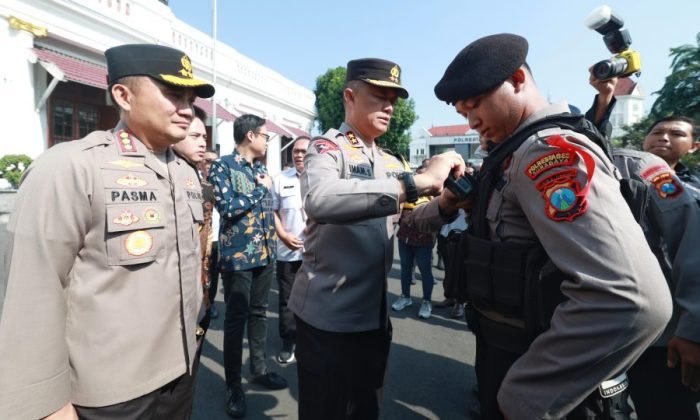 Kapolda Jatim Irjen Pol Imam Sugianto menyematkan bodycam kepada petugas kepolisian di Lapangan A Polrestabes Surabaya, Rabu (20/12/2023) | dok/foto: JK/Bicara Indonesia