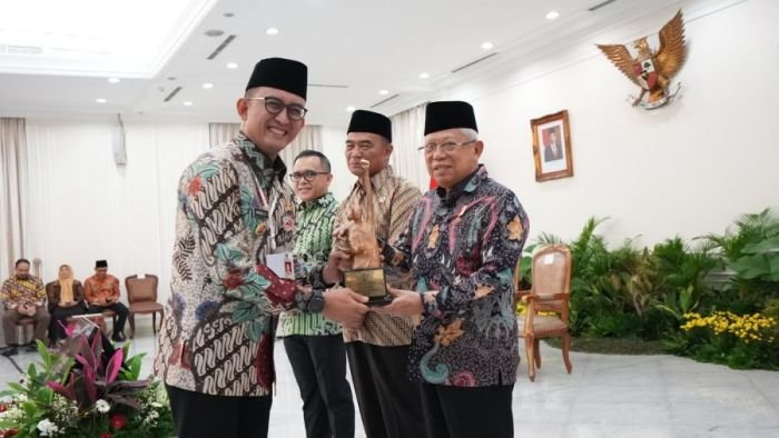 Wakil Presiden (Wapres) RI Ma'ruf Amin menyerahkan Anugerah Revolusi Mental 2023 di Istana Wapres RI, Jakarta, Rabu (20/12/2023) | Source Foto: Humas Kemenko PMK