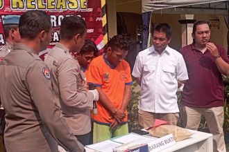 Residivis curanmor: Bolank (35) tertunduk saat dihadirkan dalam konferensi pers di Mapolsek Wonokromo, Polrestabes Surabaya, Jumat (22/12/2023) | dok/foto: Jk/Istimewa