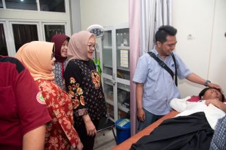 Khitanan massal yang berlangsung di Puskemas Kebonsari Surabaya, Sabtu (23/12/2023) | dok/foto: CH/Istimewa