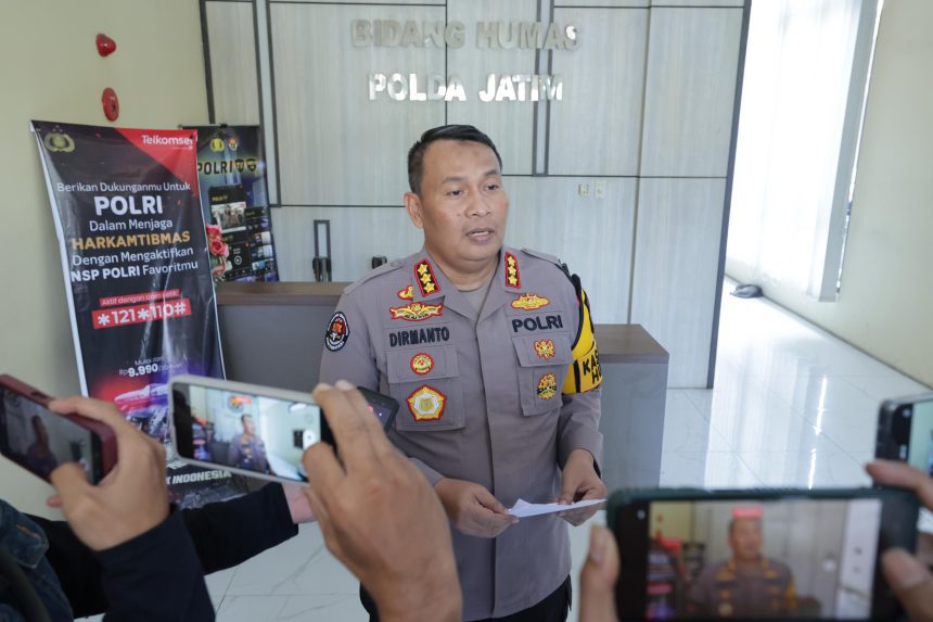 Kabidhumas Polda Jatim, Kombes Pol Dirmanto saat memberi keterangan pers kepada wartawan di Mapolda Jatim, Selasa (26/12/2023) | dok/foto: Istimewa