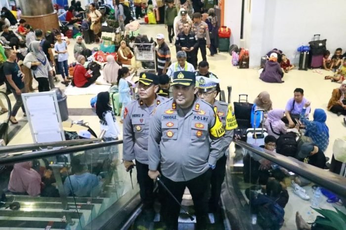 Kapolres Pelabuhan Tanjung Perak, AKBP William Cornelis Tanasale saat melakukan pengecekan di Gapura Surya Nusantara | dok/foto: Hum/Jk