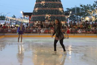 Wahana Enchanted Ice Rink di halaman Pakuwon City Mall (PCM) | dok/foto: Istimewa