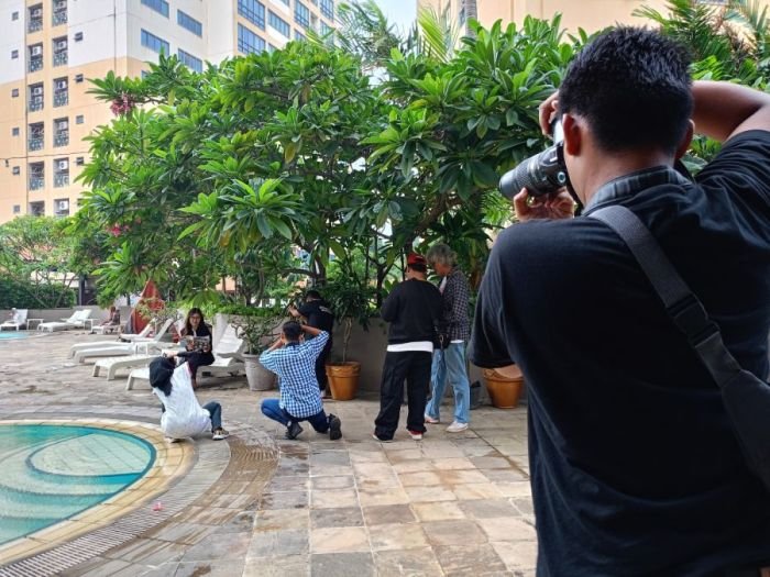 Anak-anak tampak saling beradu kreatifitas dalam mengambil objek foto seorang model | dok/foto: Istimewa