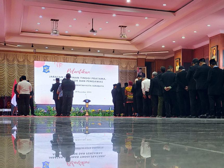 Prosesi pelantikan pejabat di Graha Sawunggaling Kantor Pemkot Surabaya, Jumat, 29 Desember 2023 | dok/foto: and/BI