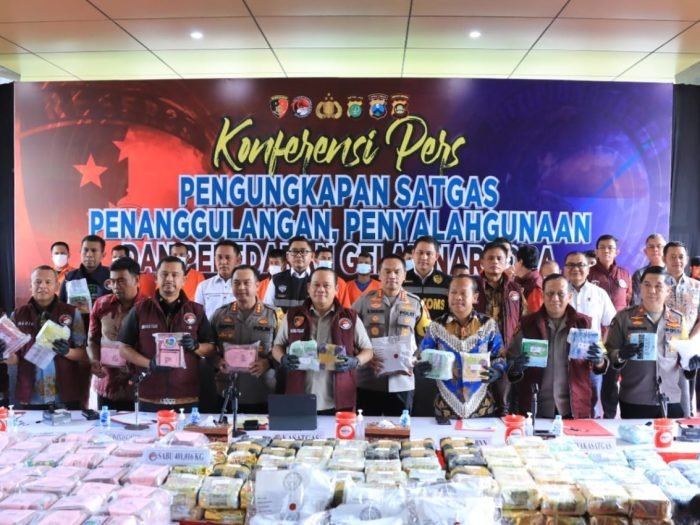 Konferensi pers ungkap kasus terkait peredaran narkoba di Gedung Bareskrim, Mabes Polri, Jakarta, Jumat (29/12/2023) | dok/foto: Hum/Polri