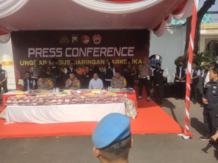 Konferensi pers ungkap kasus narkoba jaringan Sumatera-Jawa, di Mapolrestabes Surabaya, Rabu (20/12/2023) | dok/foto: JK/ Bicara Indonesia