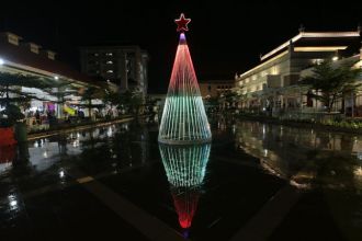 Dok. Ornamen Natal yang dipasang di kompleks Alun-alun Balai Pemuda Surabaya pada tahun 2022 | Source: Pemkot Surabaya