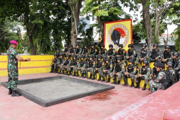 Danyonif 5 Marinir Letkol Marinir Ahmad Fauzi saat memberikan pengarahan dan motivasi kepada Taruna AAL | dok/foto: Dispen Kormar