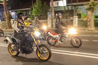 Forkopimda Surabaya mengendarai motor memimpin patroli skala besar pengamanan Natal dan Tahun Baru, Sabtu (24/12/2023) | dok/foto: Pemkot Surabaya