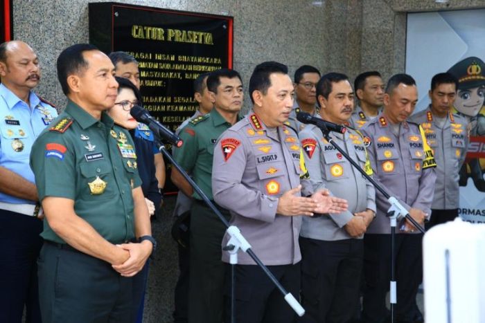 Kapolri Jenderal Listyo Sigit Prabowo memberikan keterangan pers bersama Panglima TNI Jenderal Agus Subiyanto | dok/foto: Hum/Polri