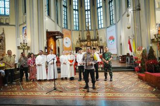 Kapolri Jenderal Listyo Sigit Prabowo saat meninjau GPIB Immanuel Jakarta, Gambir, Jakarta Pusat, Minggu (24/12/2023) | dok/foto: Humas Polri