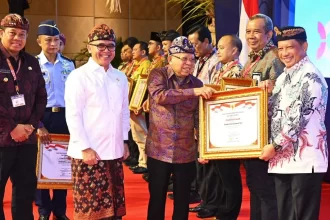 Wapres K.H. Ma’ruf Amin menyerahkan penghargaan hasil evaluasi SAKIP, RB, dan Zona Integritas (ZI) 2023 di Badung, Bali, Rabu (6/12/2023) | dok/foto: BPMI Setwapres