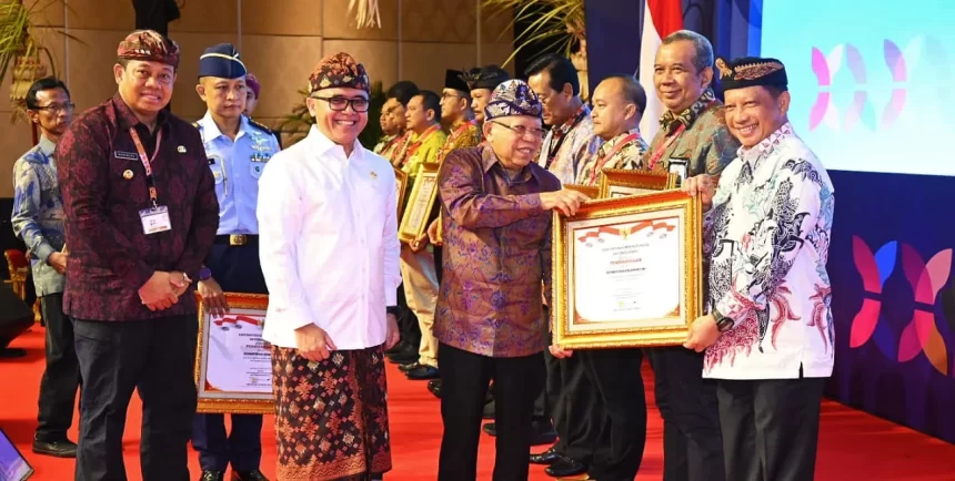 Wapres K.H. Ma’ruf Amin menyerahkan penghargaan hasil evaluasi SAKIP, RB, dan Zona Integritas (ZI) 2023 di Badung, Bali, Rabu (6/12/2023) | dok/foto: BPMI Setwapres