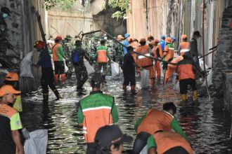 Karya Bakti bersih-bersih Sungai Anak Kali Krukut di Jakarta Pusat, Rabu (13/12/2023) | Source Foto: Dispenad