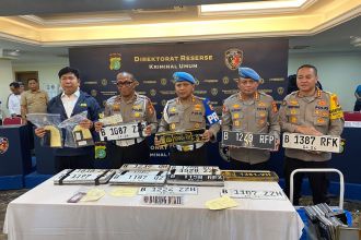 Konferensi pers ungkap kasus komplotan jaringan penjual STNK dan pelat kendaraan palsu di Mapolda Metro Jaya, Jakarta, Rabu (20/12/2023) | dok/foto: Hum/Polda