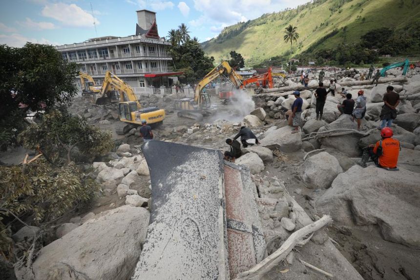 Dok. Alat berat dikerahkan untuk membantu pelaksanaan operasi pencarian dan pertolongan terhadap korban banjir bandang di Humbang Hasundutan, Sumatera Utara, Jumat (1/12/2023) | Source: BNPB RI