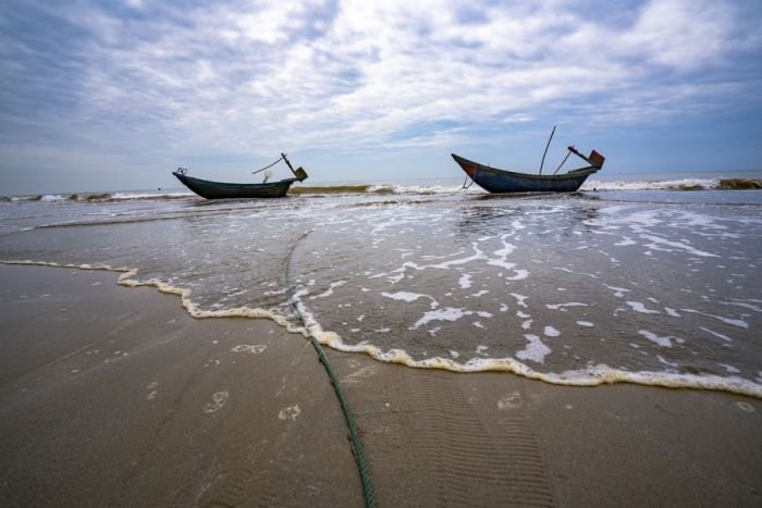 Ilustrasi kapal terdampar di pantai | Source: Pixabay