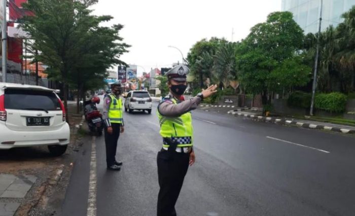 Dok. Personel Satlantas Polres Tapanuli Tengah melaksanakan giat pengaturan arus lalu lintas di wilayah hukum setempat, Sabtu (26/11/2022) | Source: Korlantas Polri