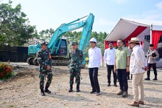 Presiden Joko Widodo dalam acara peletakan batu pertama pembangunan Kodim di Kawasan IKN, Kamis, 21 Desember 2023 | dok/foto: BPMI Setpres