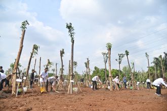 Penanaman pohon bersama di Hutan Kota JIEP, Kawasan Industri Pulogadung, Jakarta, Rabu, 29 November 2023 | dok/foto: BPMI Setpres