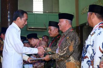 Penyerahan sertifikat wakaf di Masjid Agung Sidoarjo, Kabupaten Sidoarjo, Provinsi Jawa Timur, Rabu, 27 Desember 2023 | dok/foto: BPMI Setpres